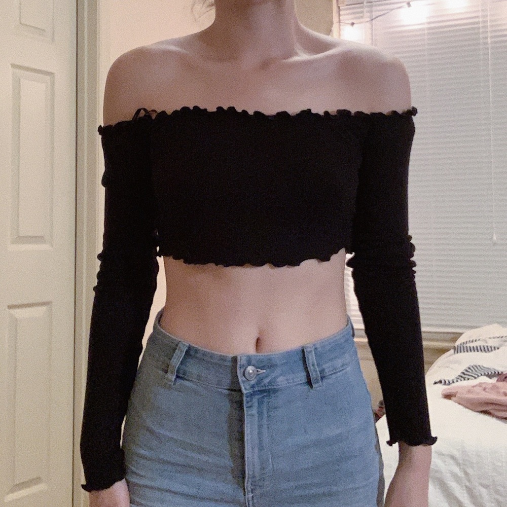 Black long-sleeved crop top